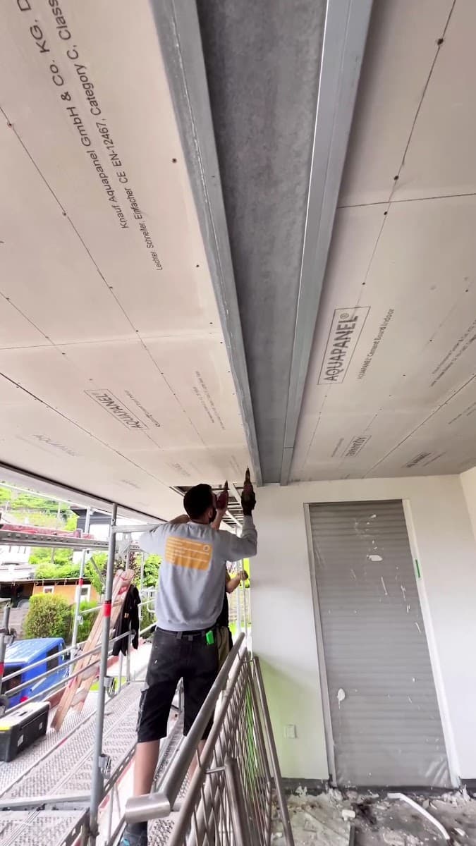 Außendecke mit Aquapanel-Zementbauplatten auf einem Balkon