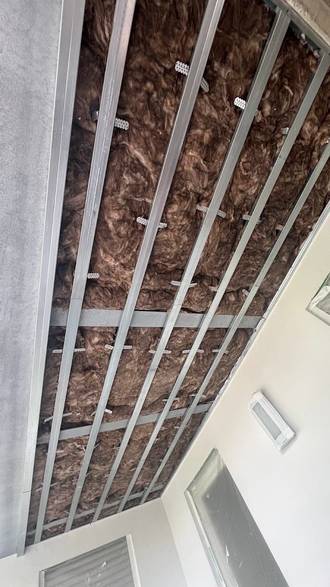 Deckenständerwerk mit eingelegter Mineralwolle-Dämmung