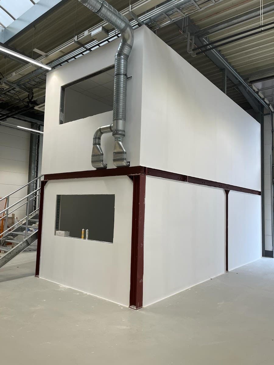 Fertig beplanktes zweigeschossiges Bürogebäude in Trockenbauweise innerhalb einer Halle