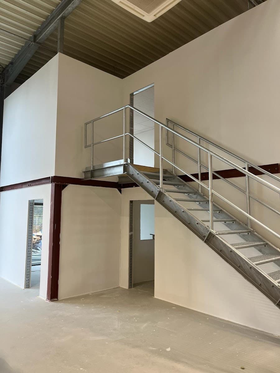 Fertige Trockenbau-Box mit Treppe und Podest in einer Gewerbehalle