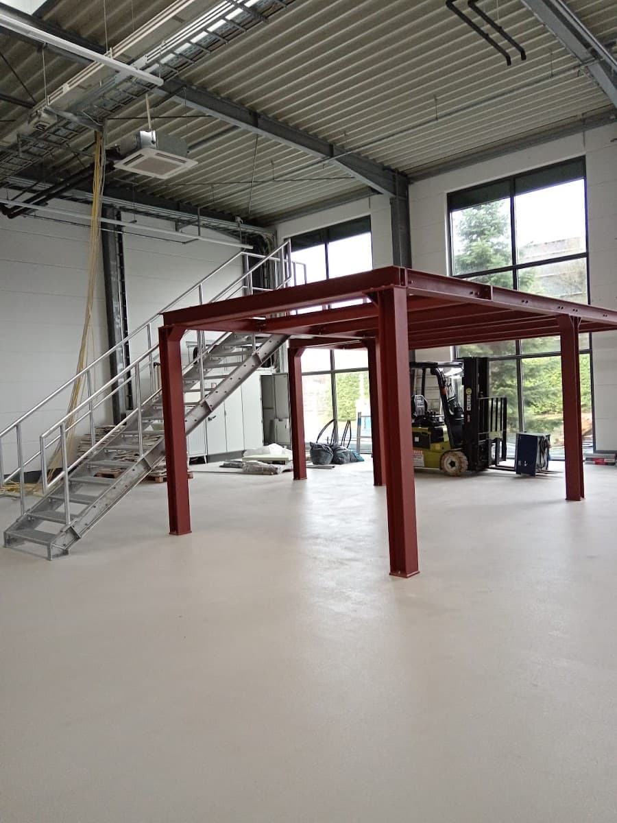 Stahlkonstruktion mit Treppe in einer Gewerbehalle vor dem Ausbau