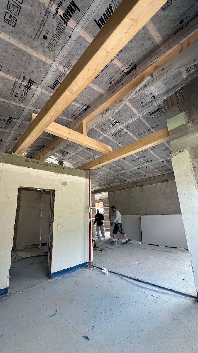Dachgeschoss im Rohbau mit Zwischensparrendämmung zwischen Holzbalken