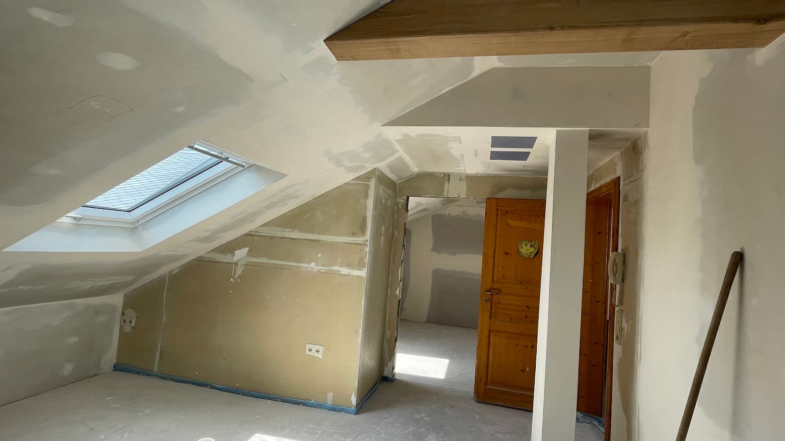 Fertig gespachtelter Dachgeschoss-Ausbau mit Dachfenster