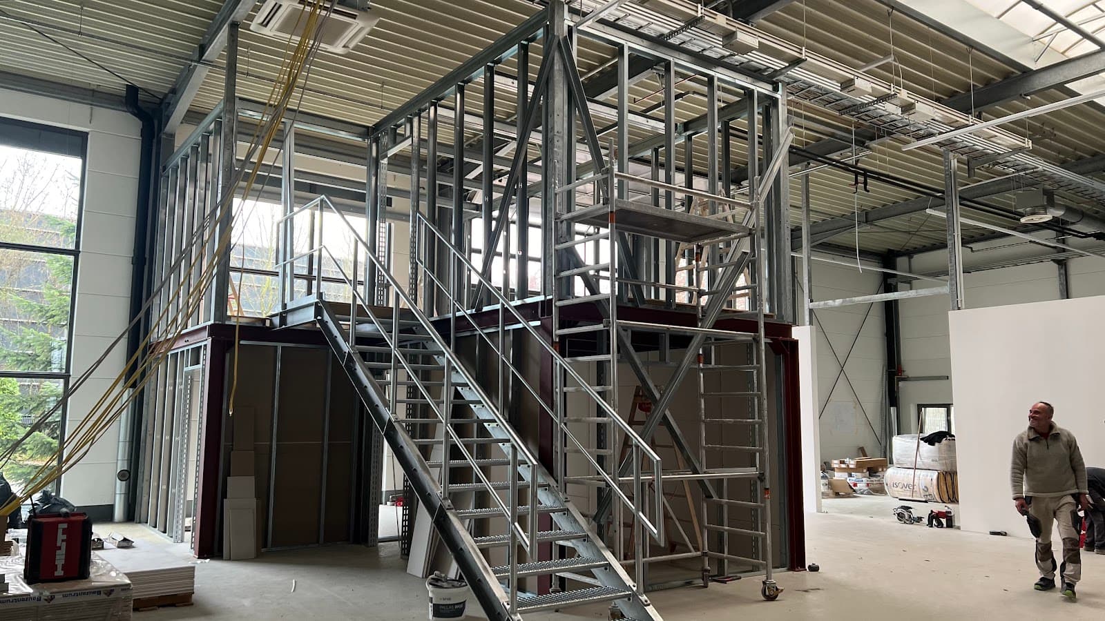 Ständerwerk für ein Zwischengeschoss, gestellt von Top-Bauservice in einer Gewerbehalle bei Koblenz